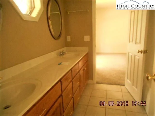 Image number 21 for the current listing