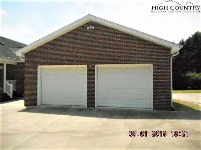 Image number 19 for the current listing