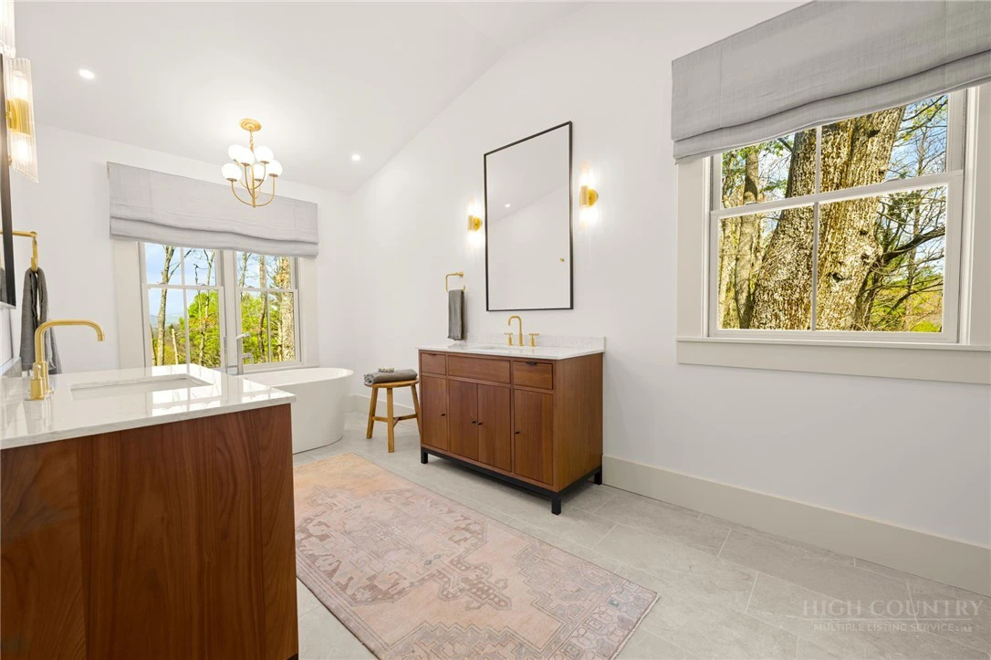 Image number 8 for the current listing