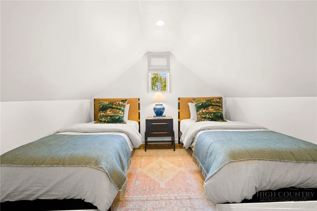 Image number 12 for the current listing