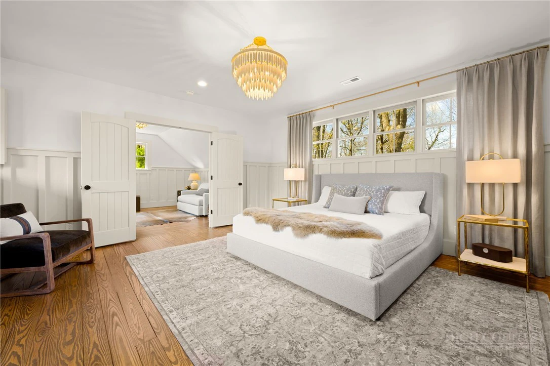 Image number 13 for the current listing