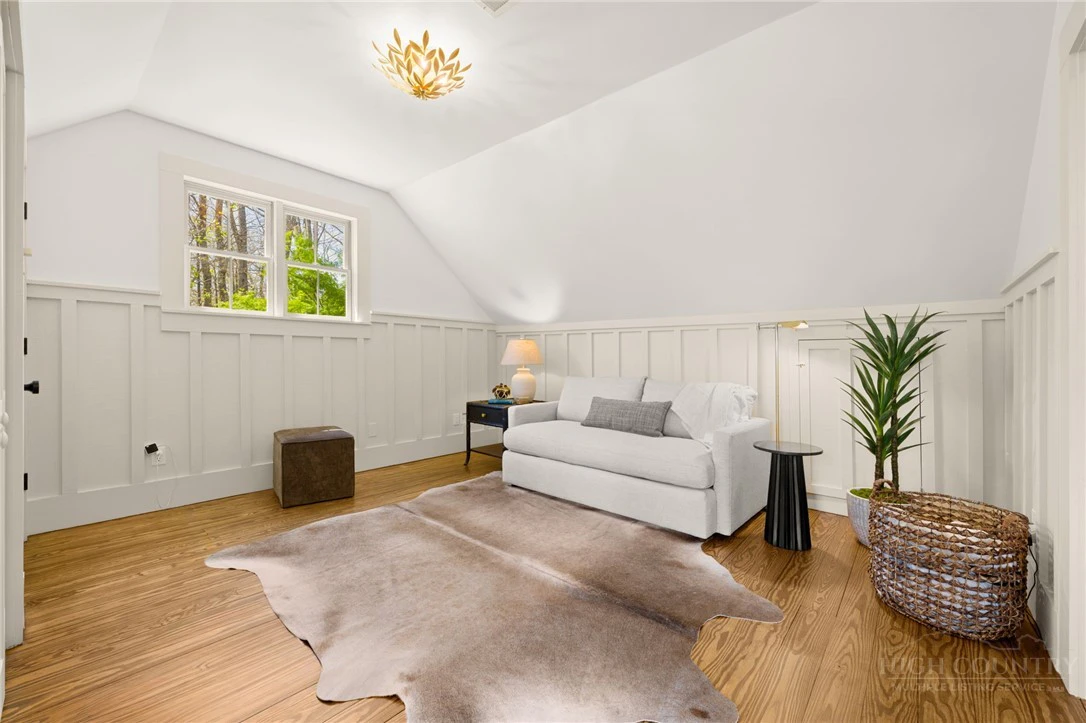 Image number 15 for the current listing