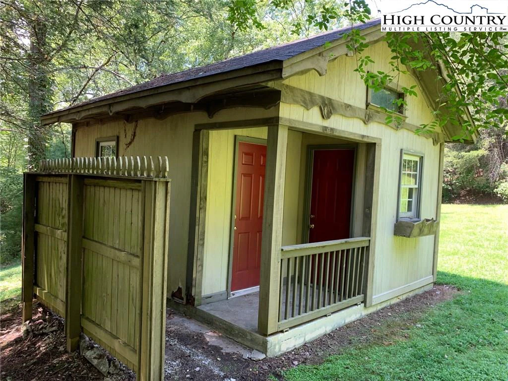 Image number 15 for the current listing