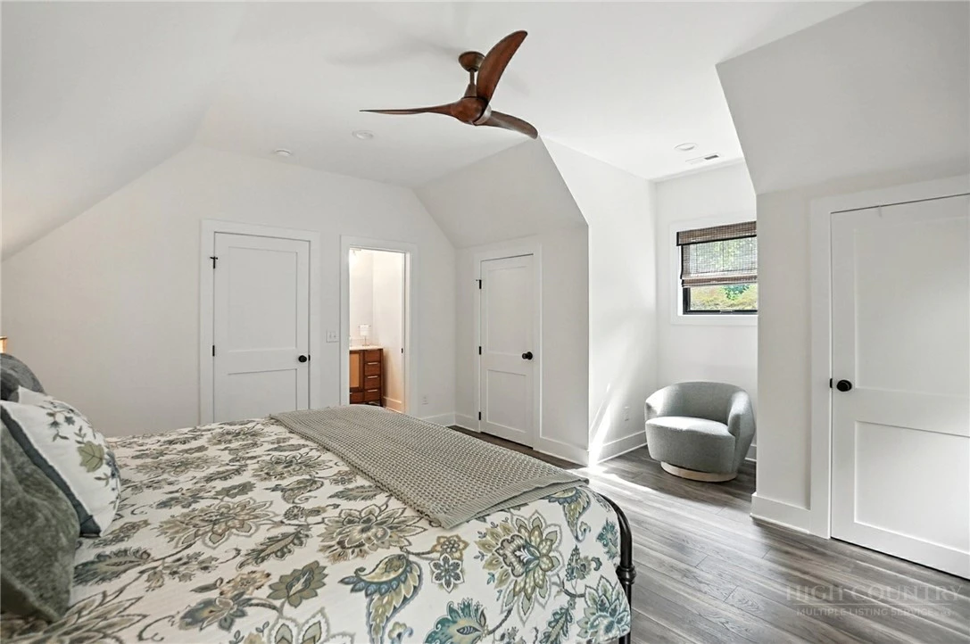 Image number 3 for the current listing
