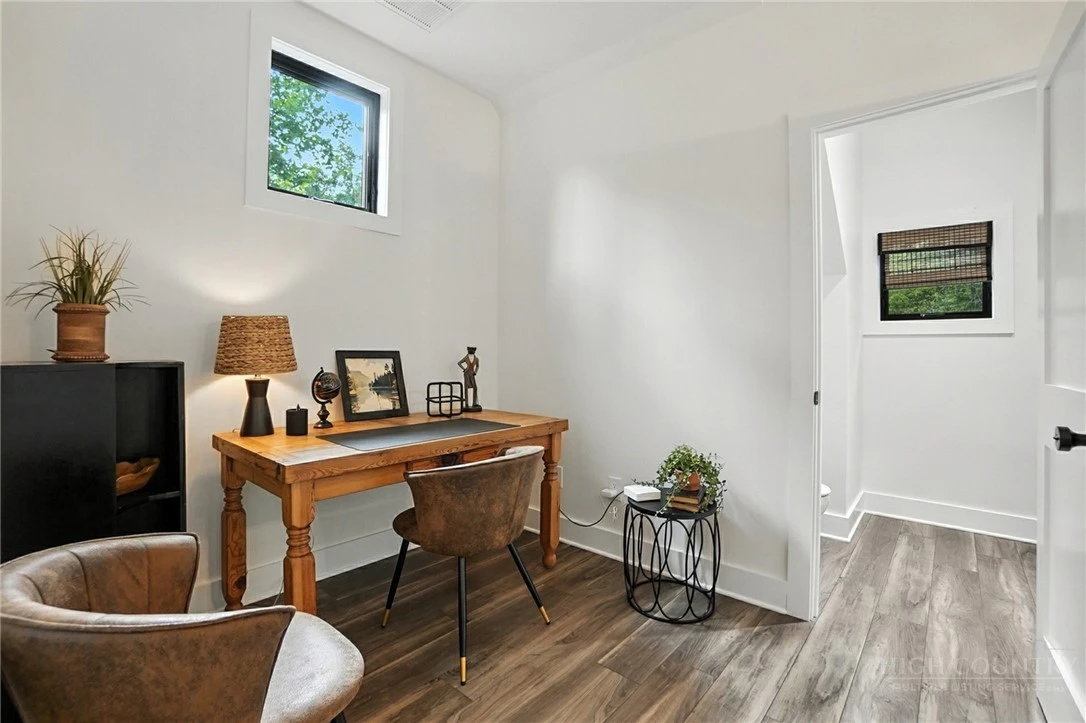 Image number 7 for the current listing