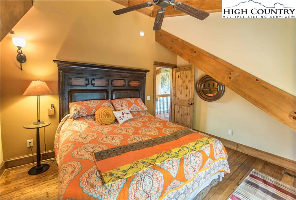 Image number 4 for the current listing