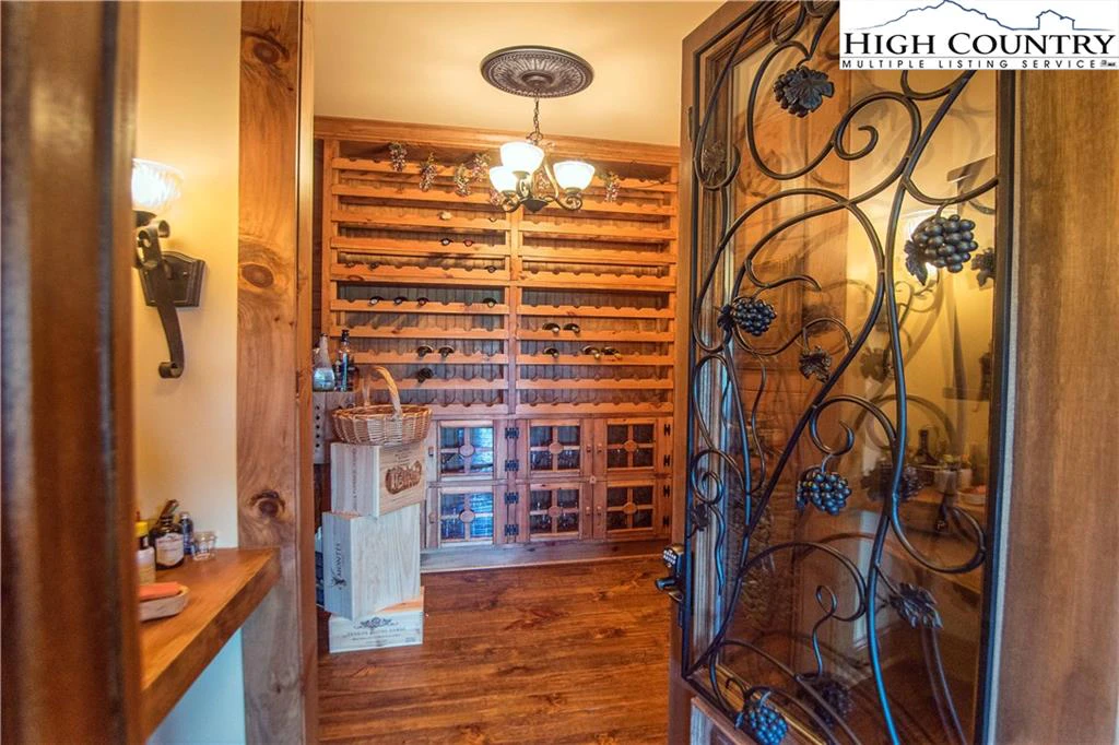 Image number 9 for the current listing