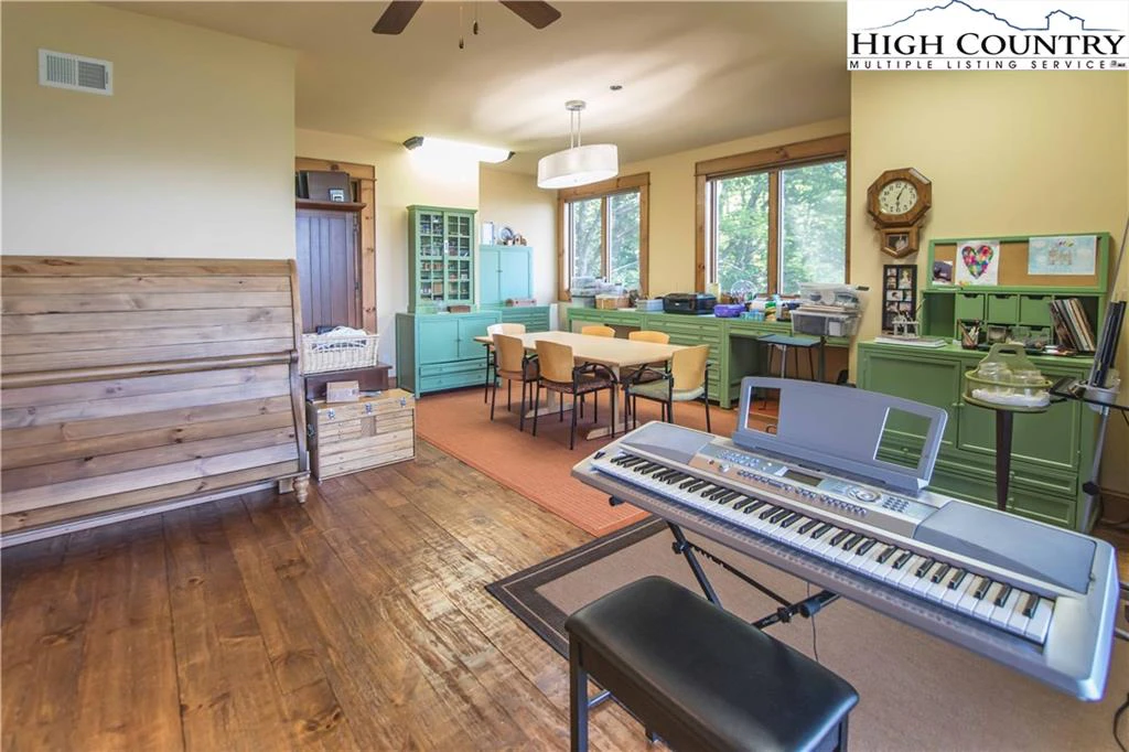 Image number 2 for the current listing