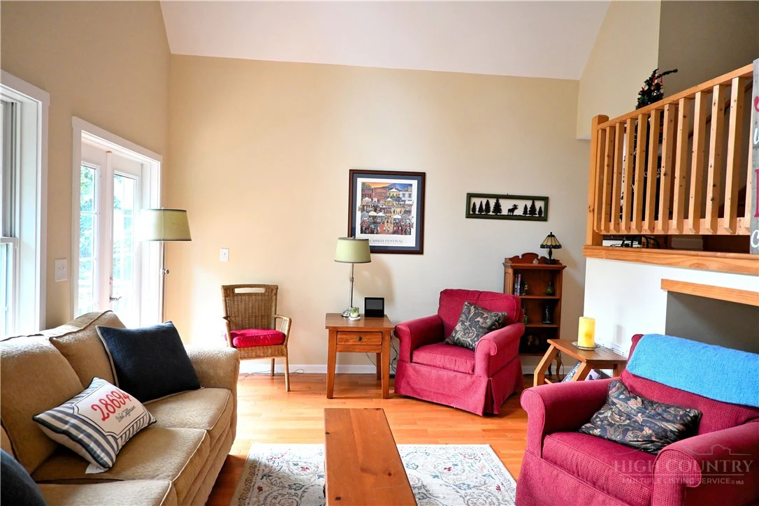 Image number 9 for the current listing