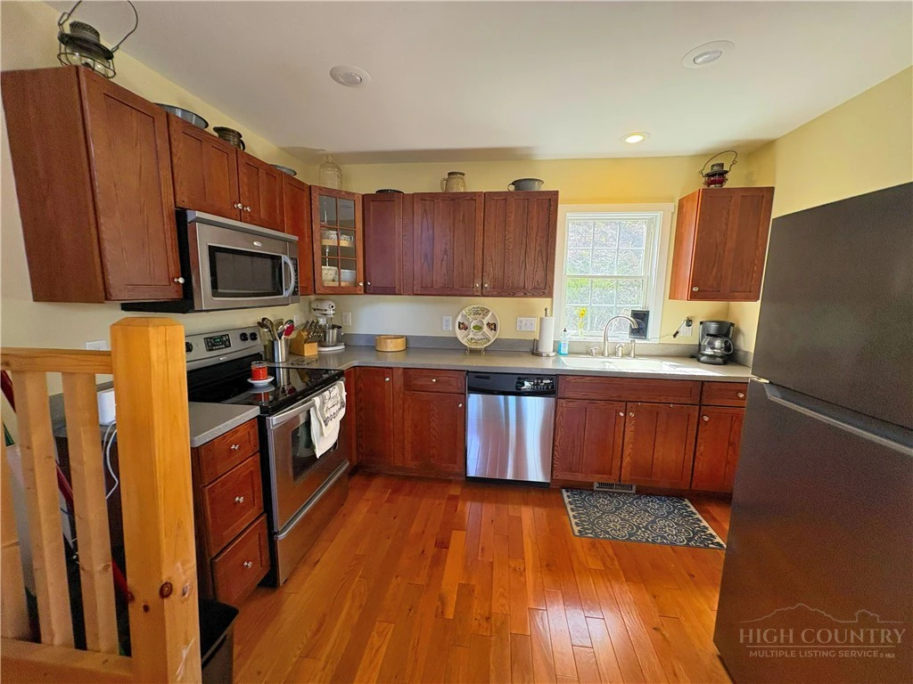 Image number 15 for the current listing