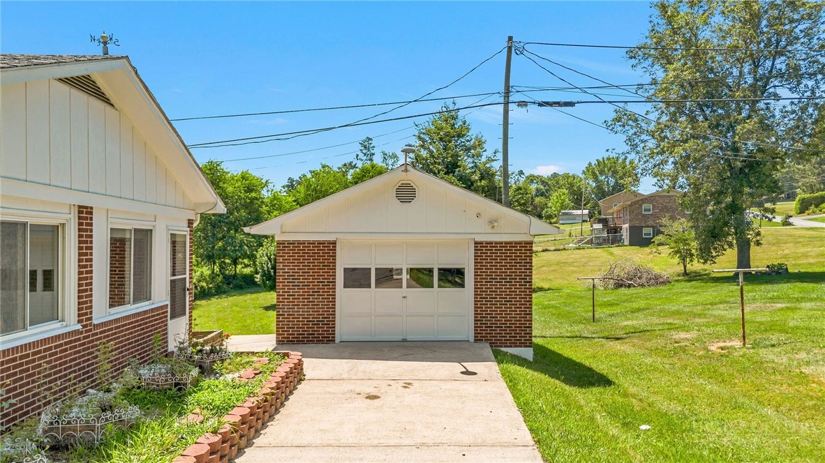 Image number 4 for the current listing