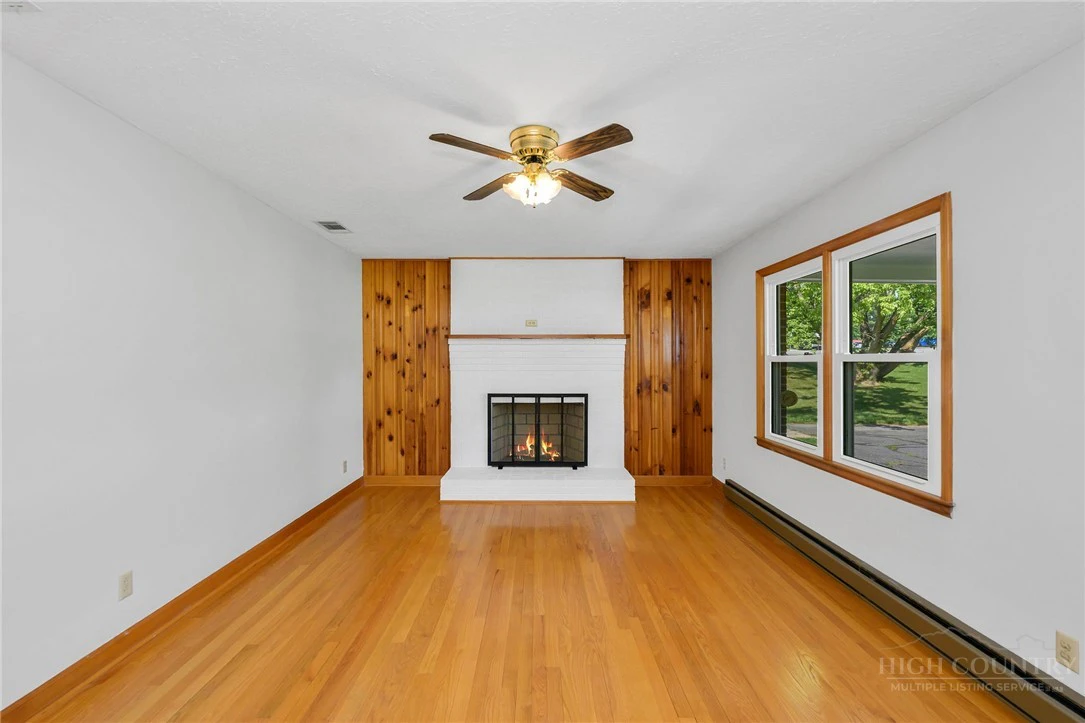 Image number 8 for the current listing