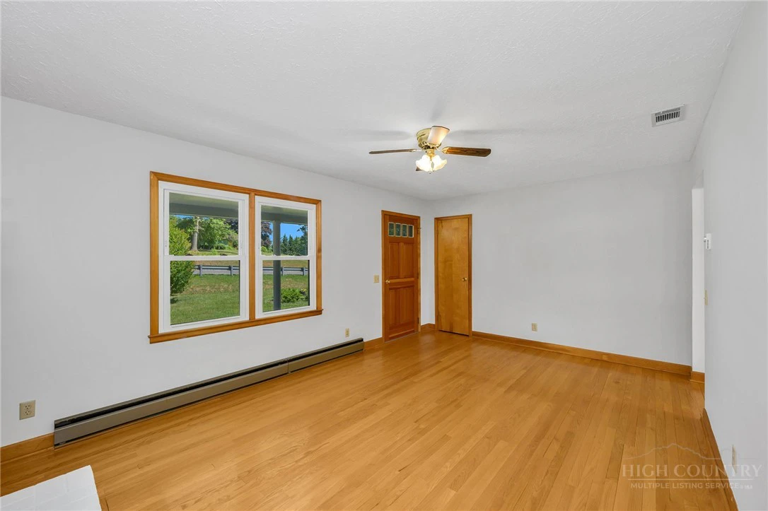 Image number 9 for the current listing