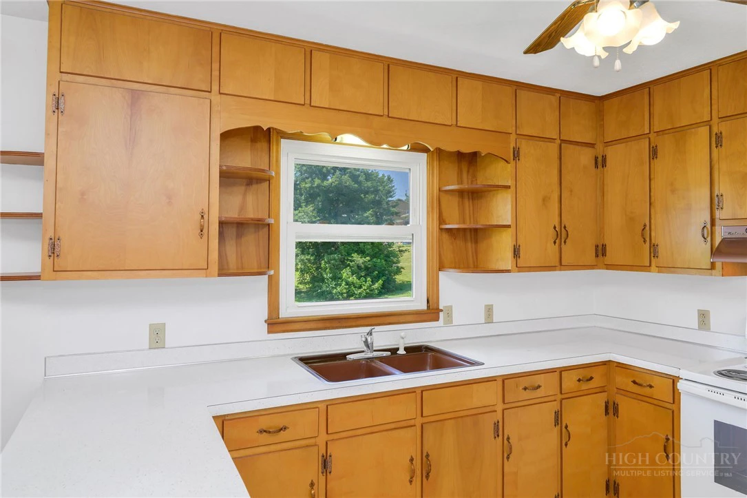 Image number 13 for the current listing
