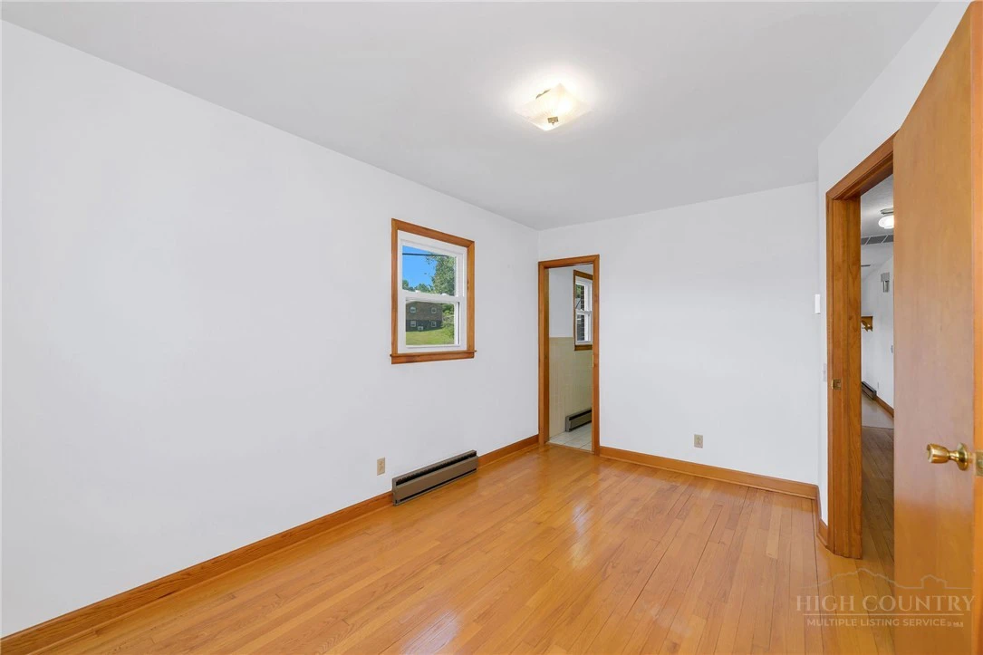 Image number 16 for the current listing