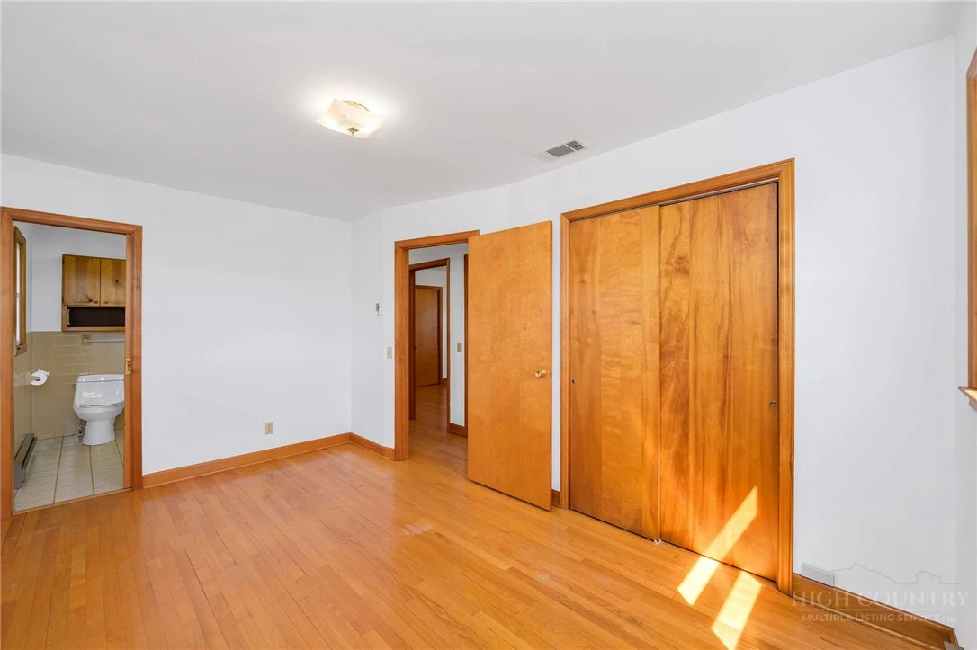Image number 17 for the current listing