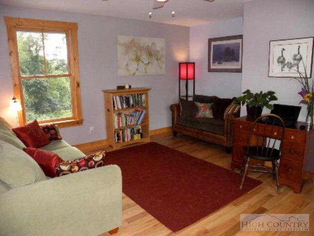 Image number 3 for the current listing