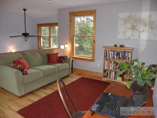 Image number 4 for the current listing