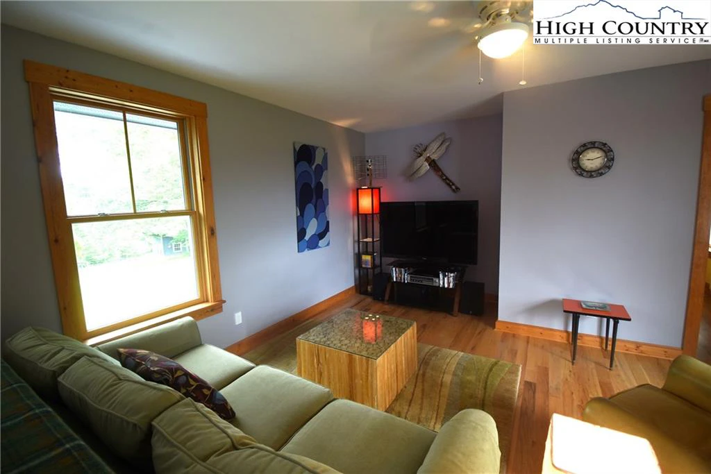 Image number 3 for the current listing