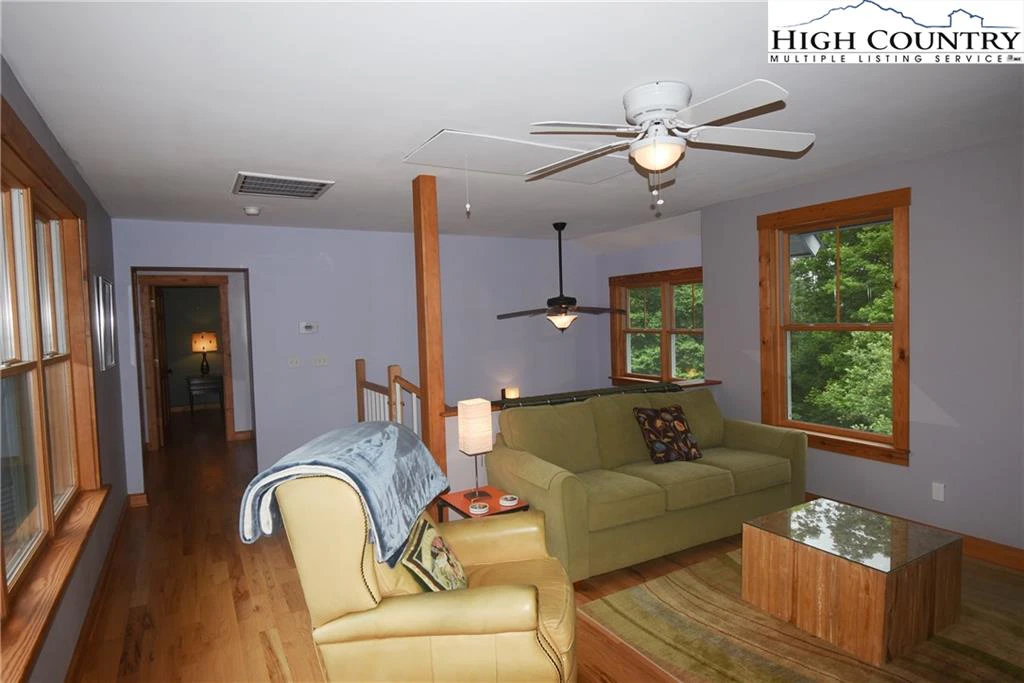 Image number 4 for the current listing