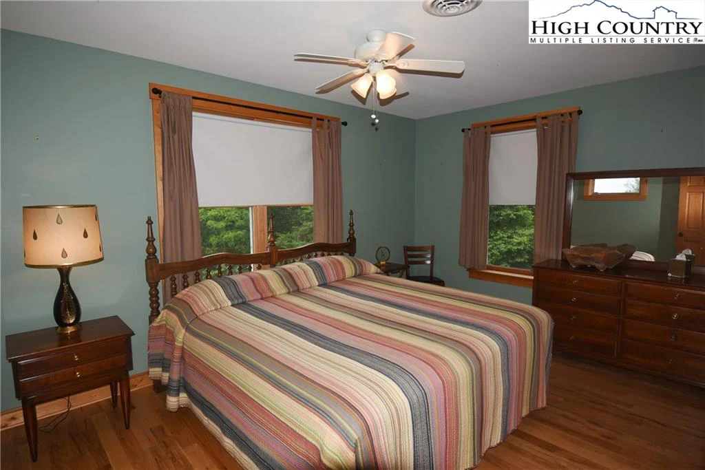 Image number 5 for the current listing