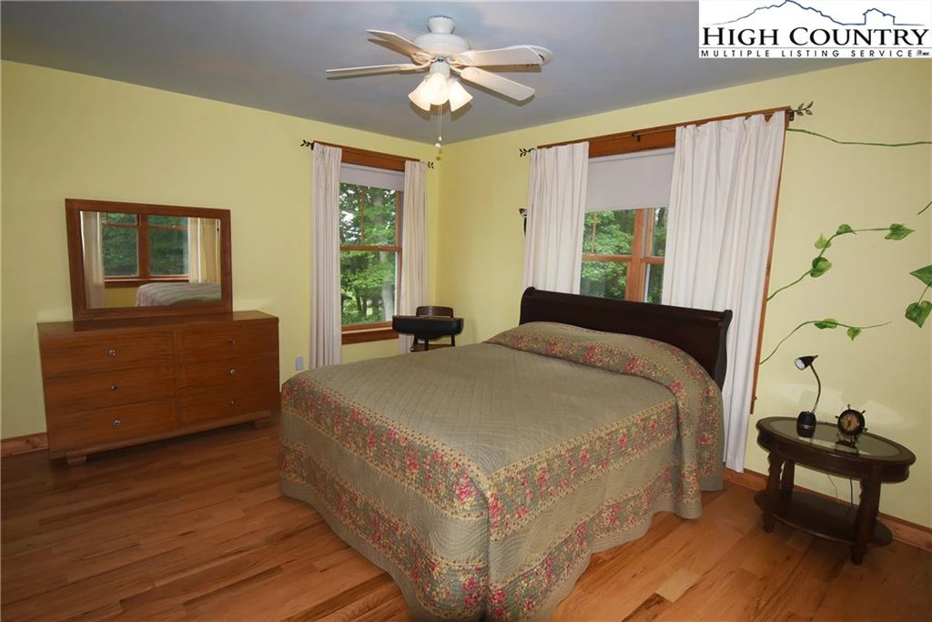 Image number 7 for the current listing