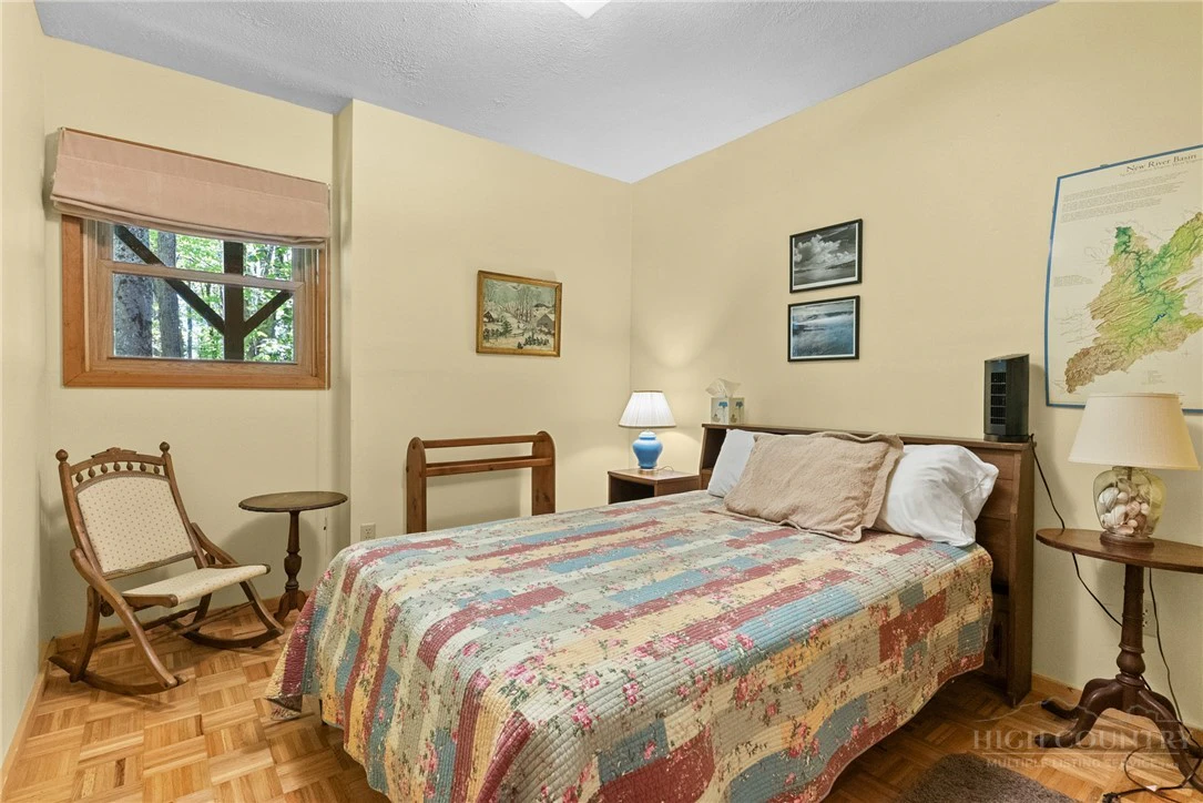 Image number 18 for the current listing