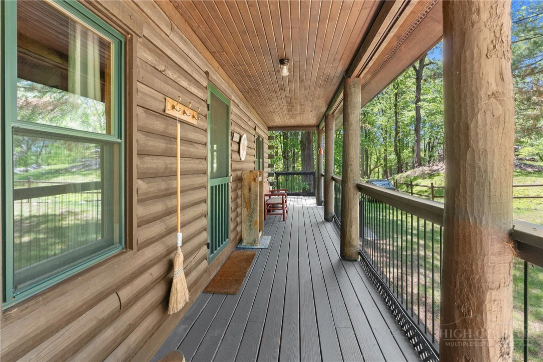 Image number 19 for the current listing