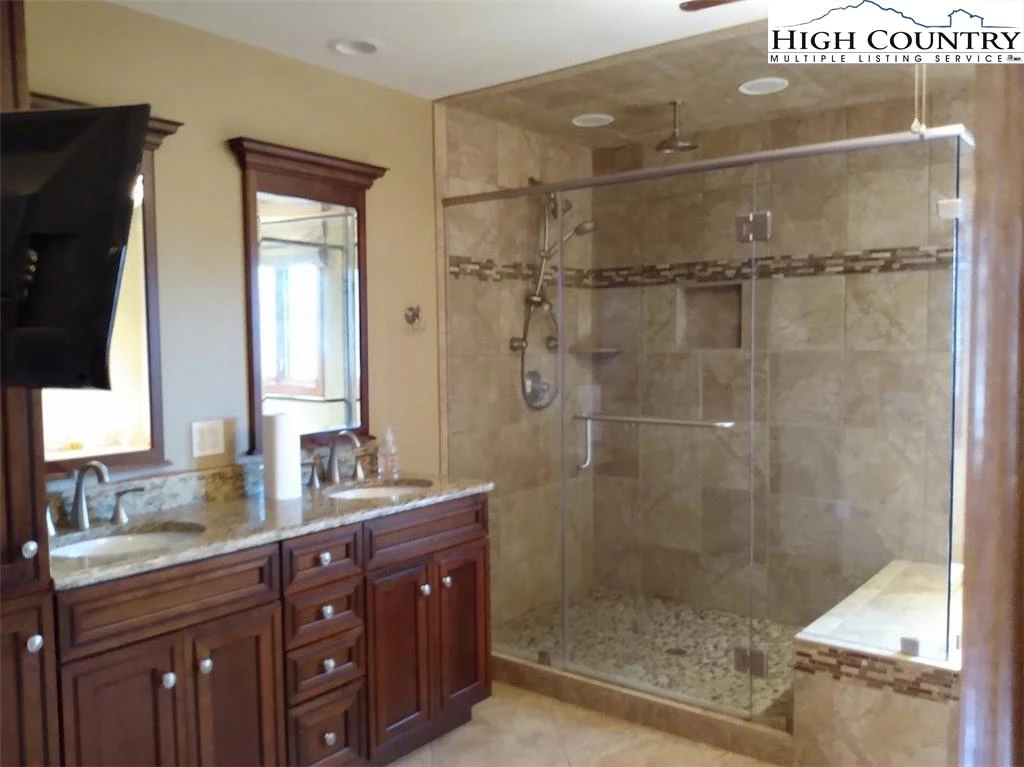 Image number 11 for the current listing