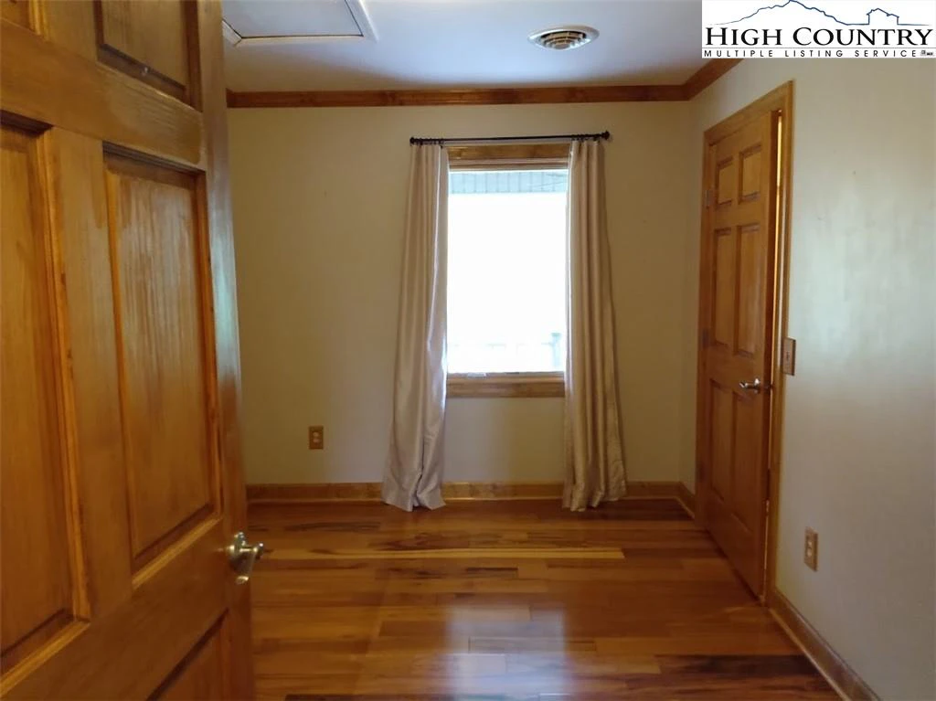Image number 5 for the current listing