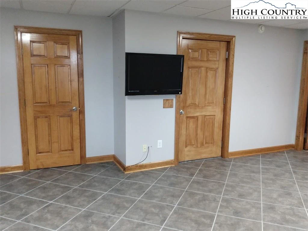 Image number 9 for the current listing