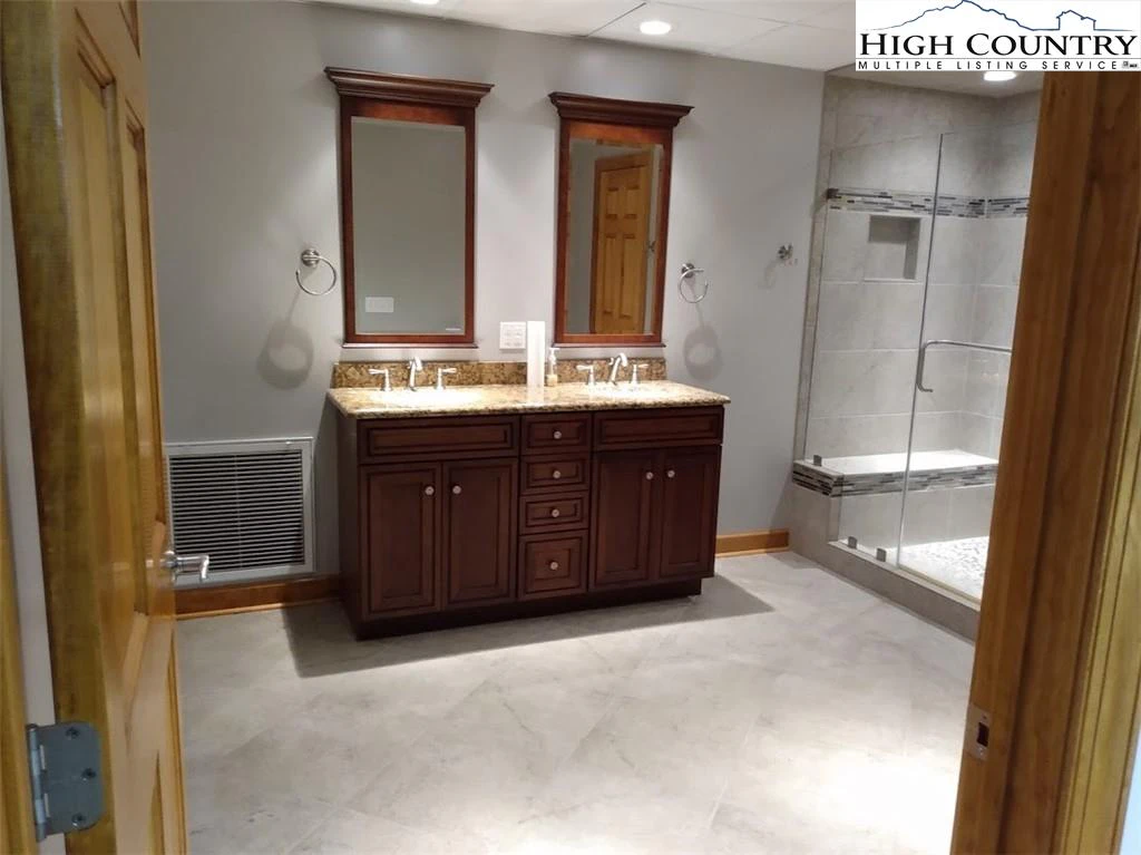 Image number 14 for the current listing