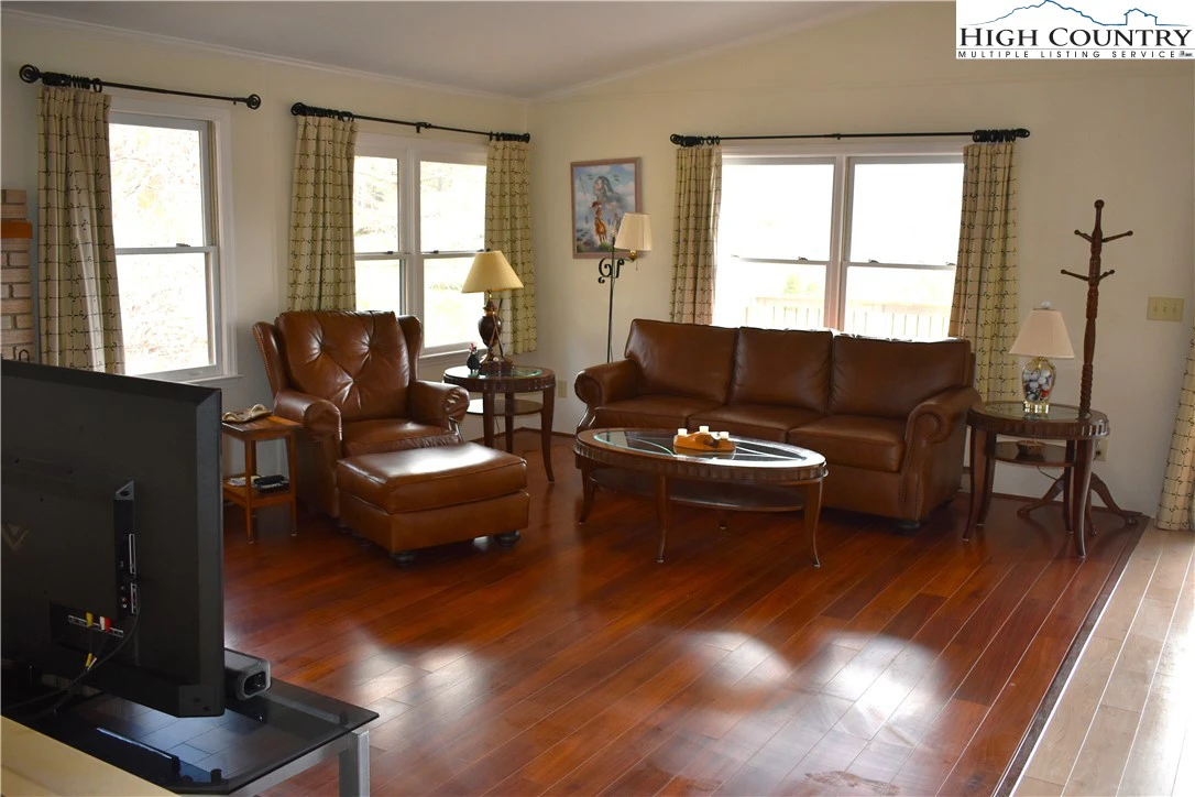 Image number 19 for the current listing