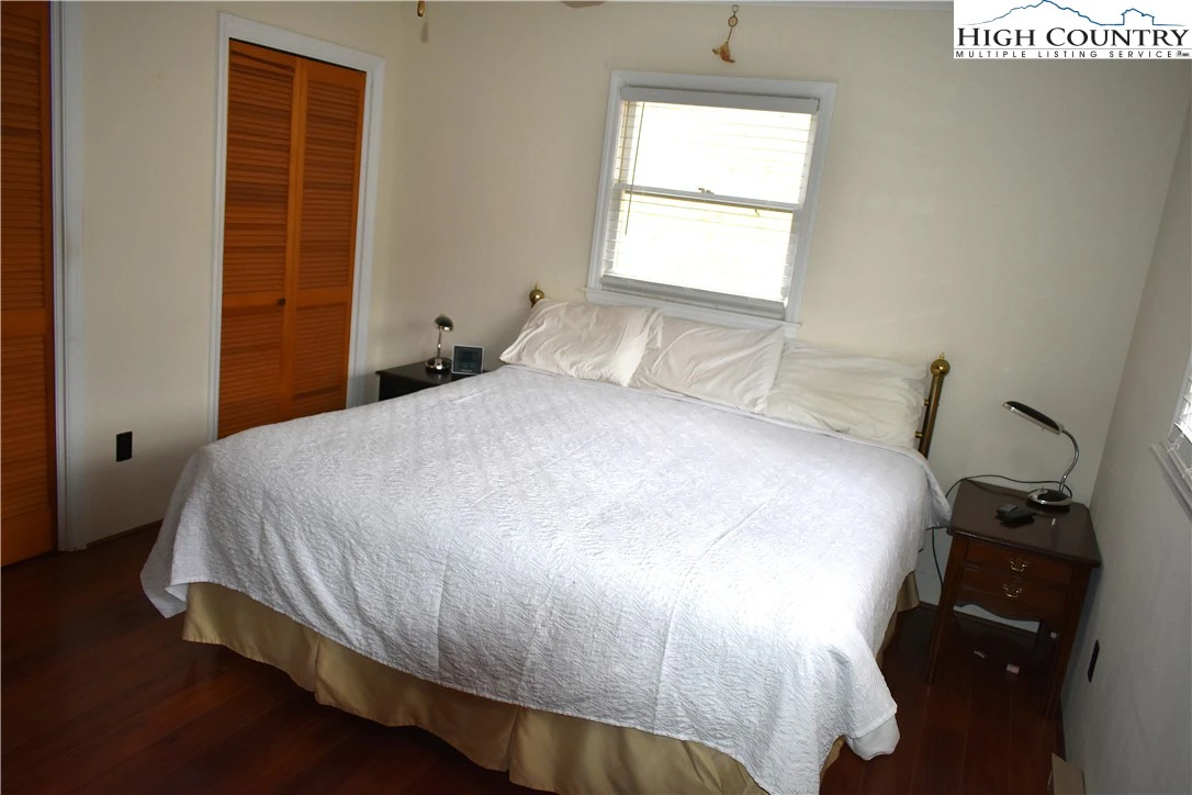Image number 15 for the current listing