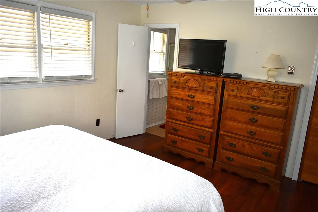 Image number 14 for the current listing