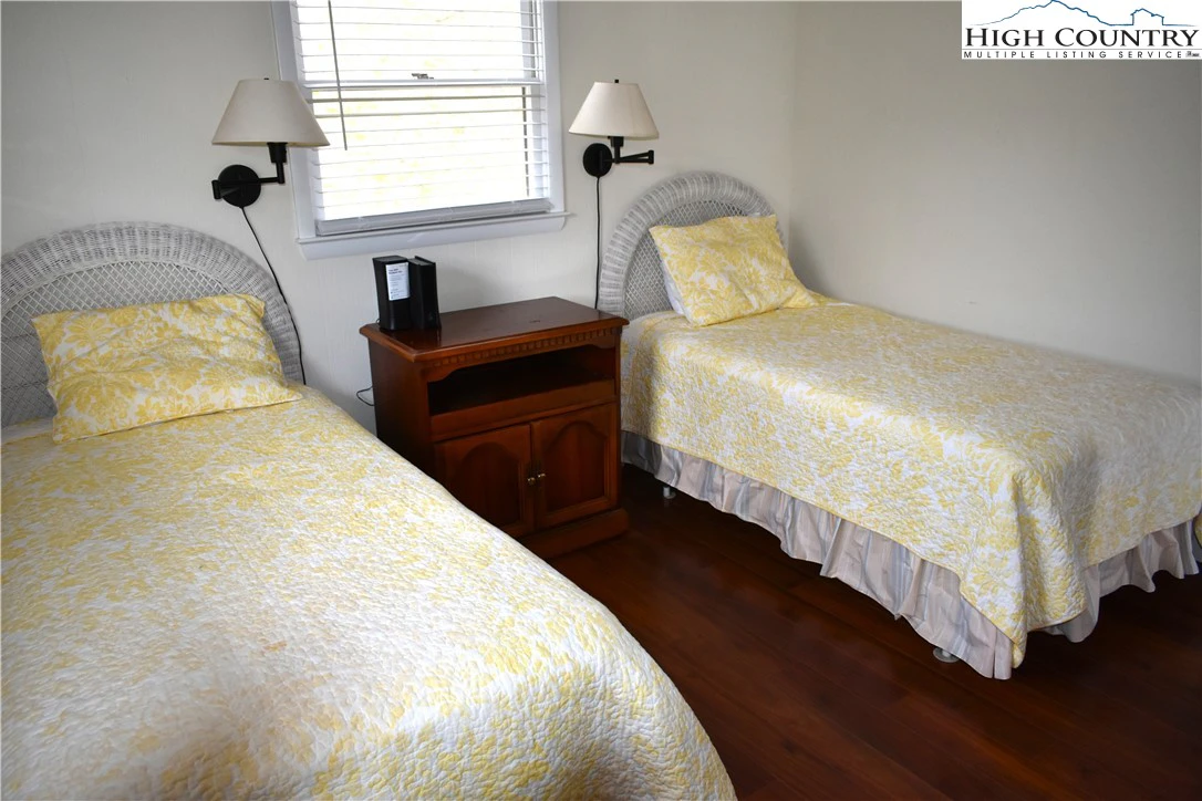 Image number 10 for the current listing