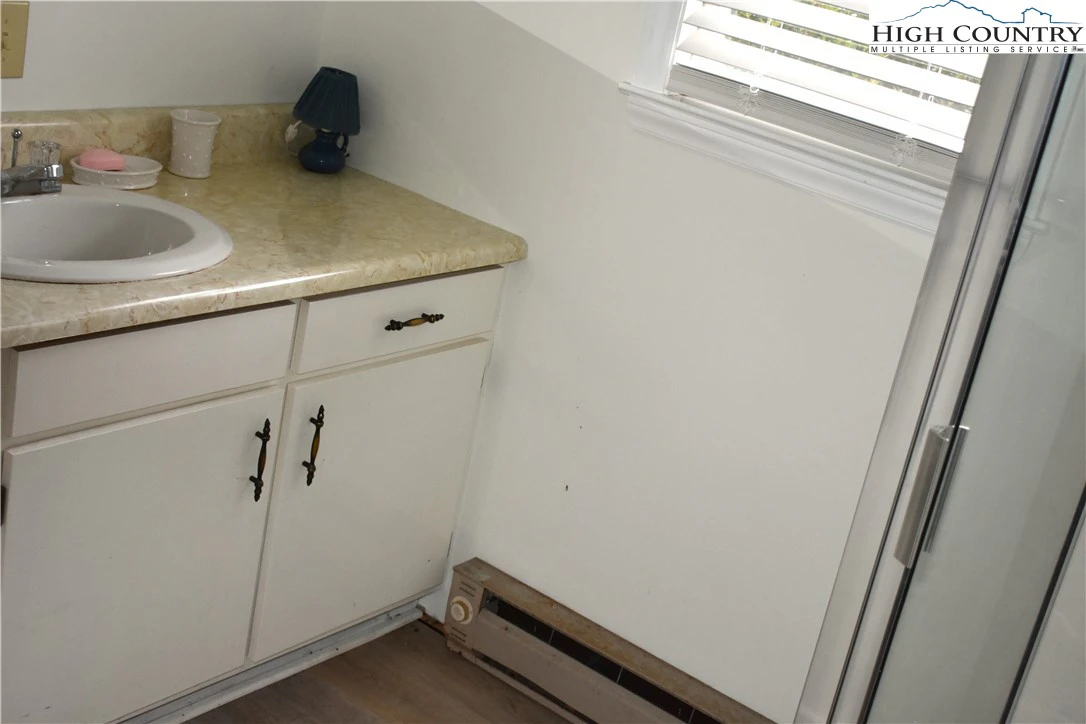 Image number 3 for the current listing