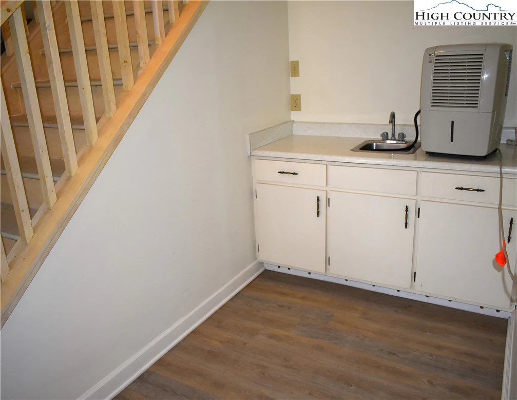 Image number 7 for the current listing