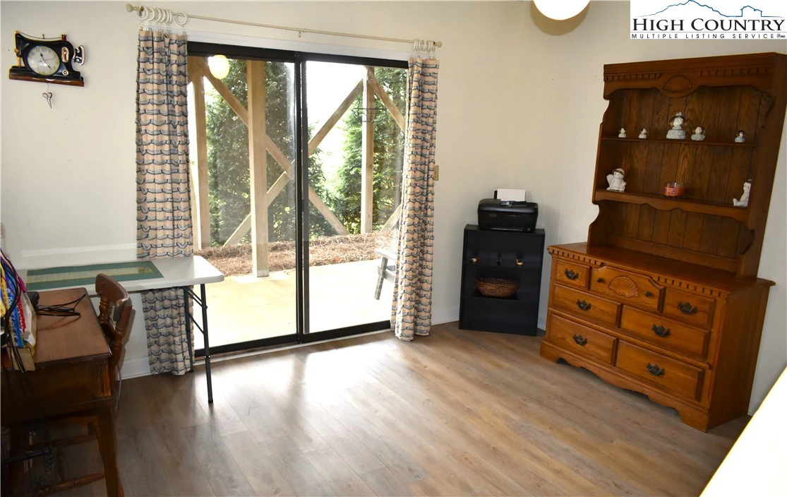 Image number 5 for the current listing