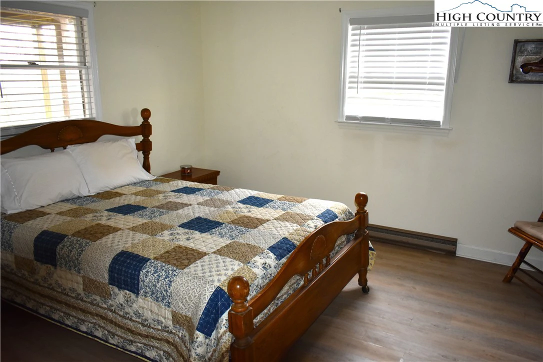 Image number 4 for the current listing