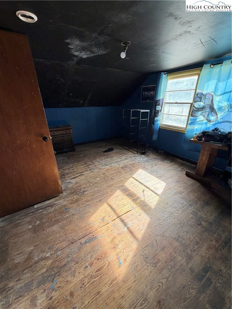 Image number 19 for the current listing