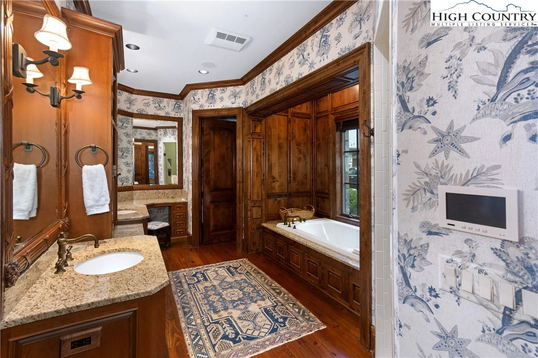 Image number 3 for the current listing