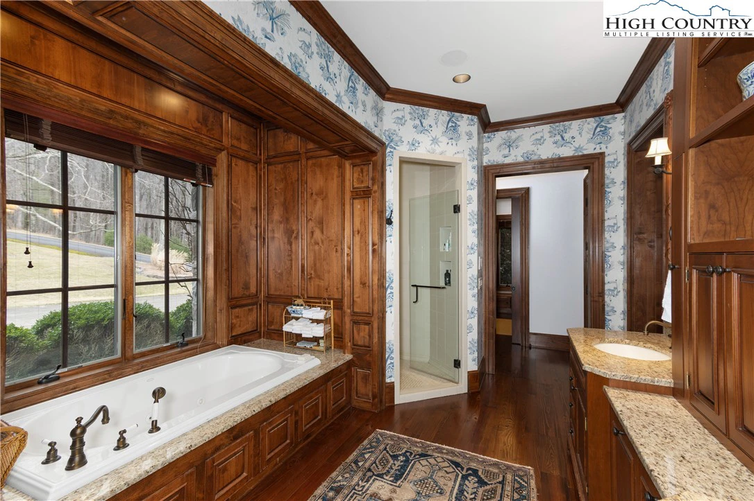 Image number 4 for the current listing