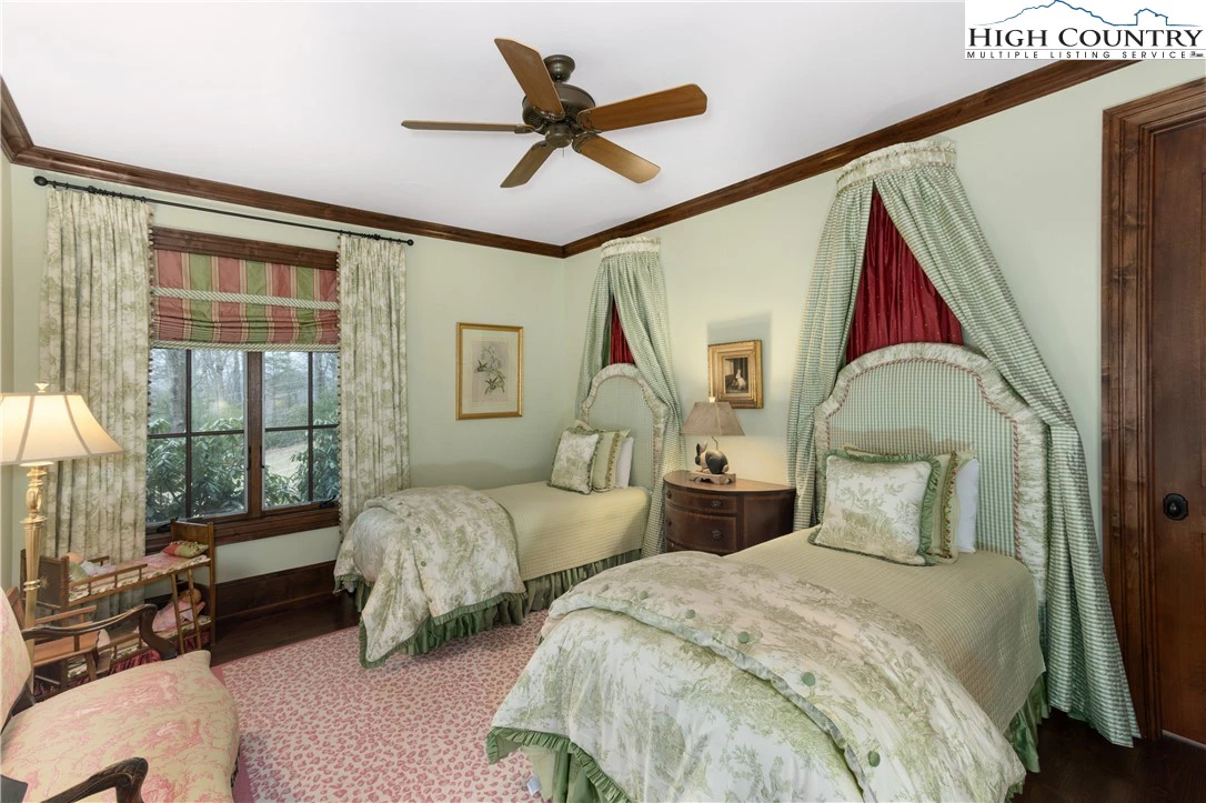 Image number 11 for the current listing