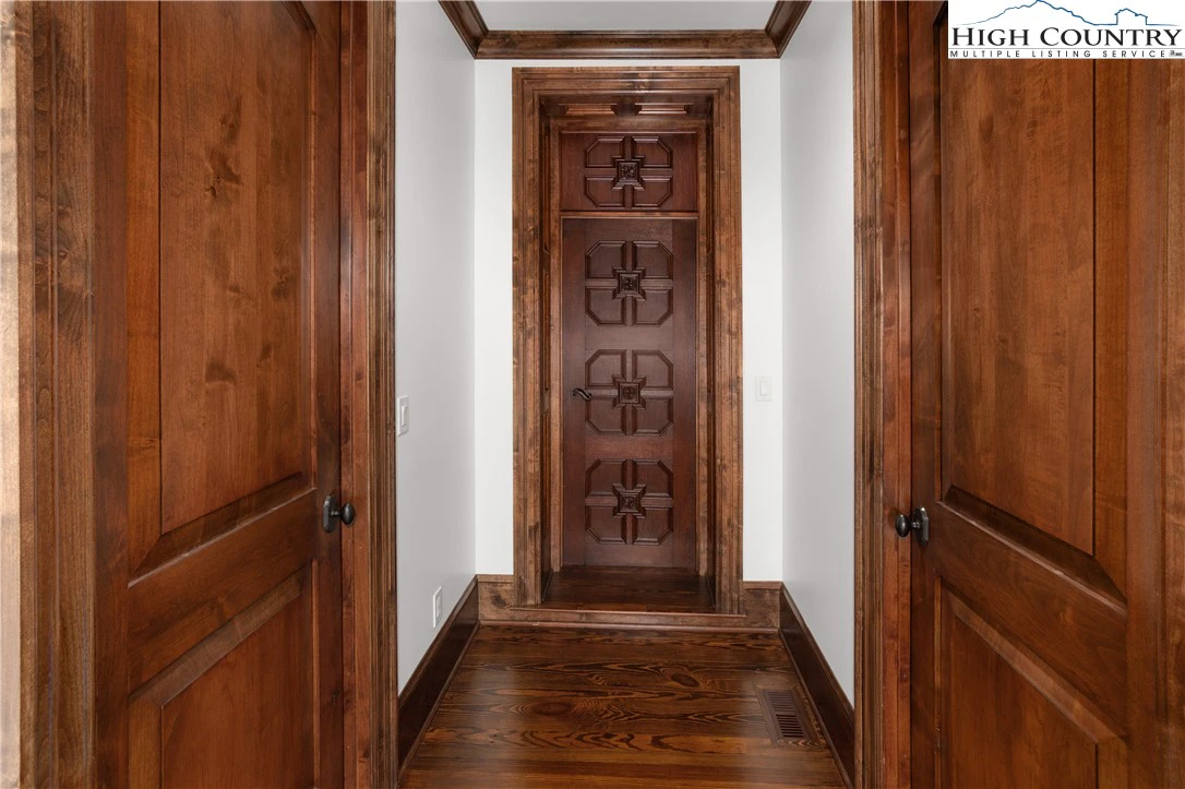 Image number 18 for the current listing