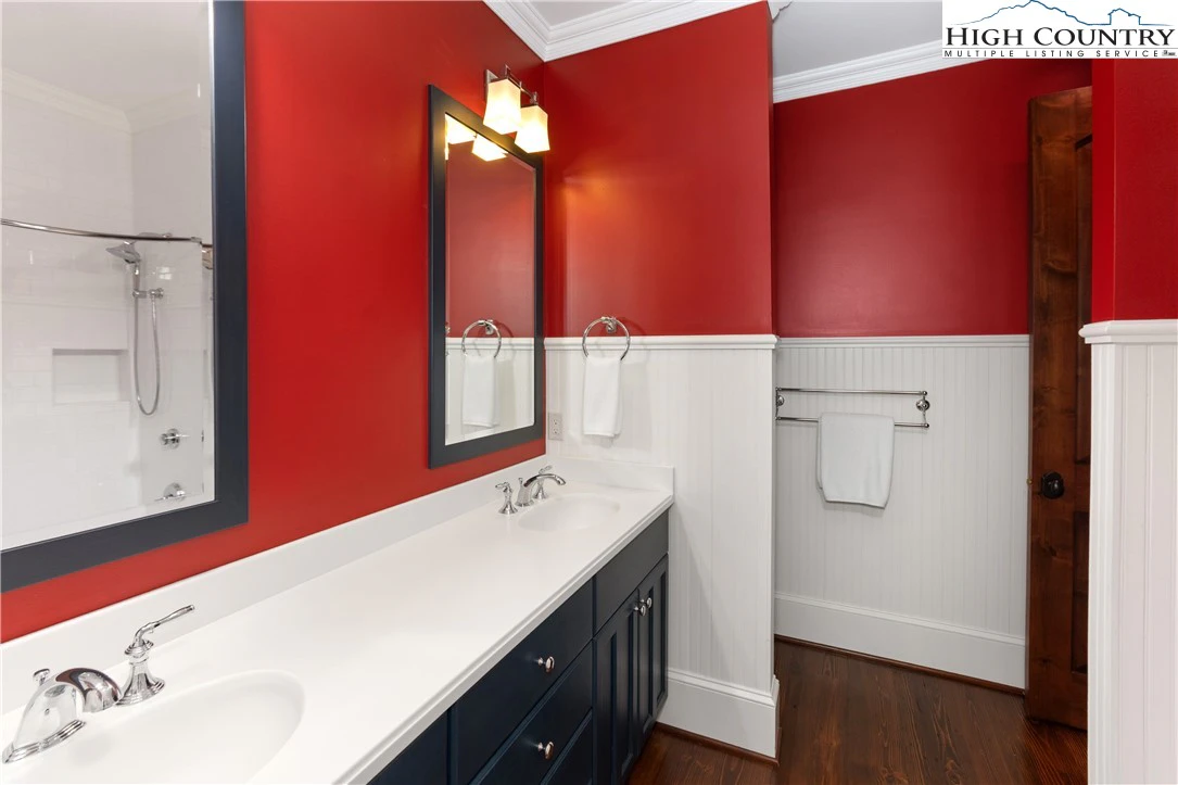 Image number 2 for the current listing