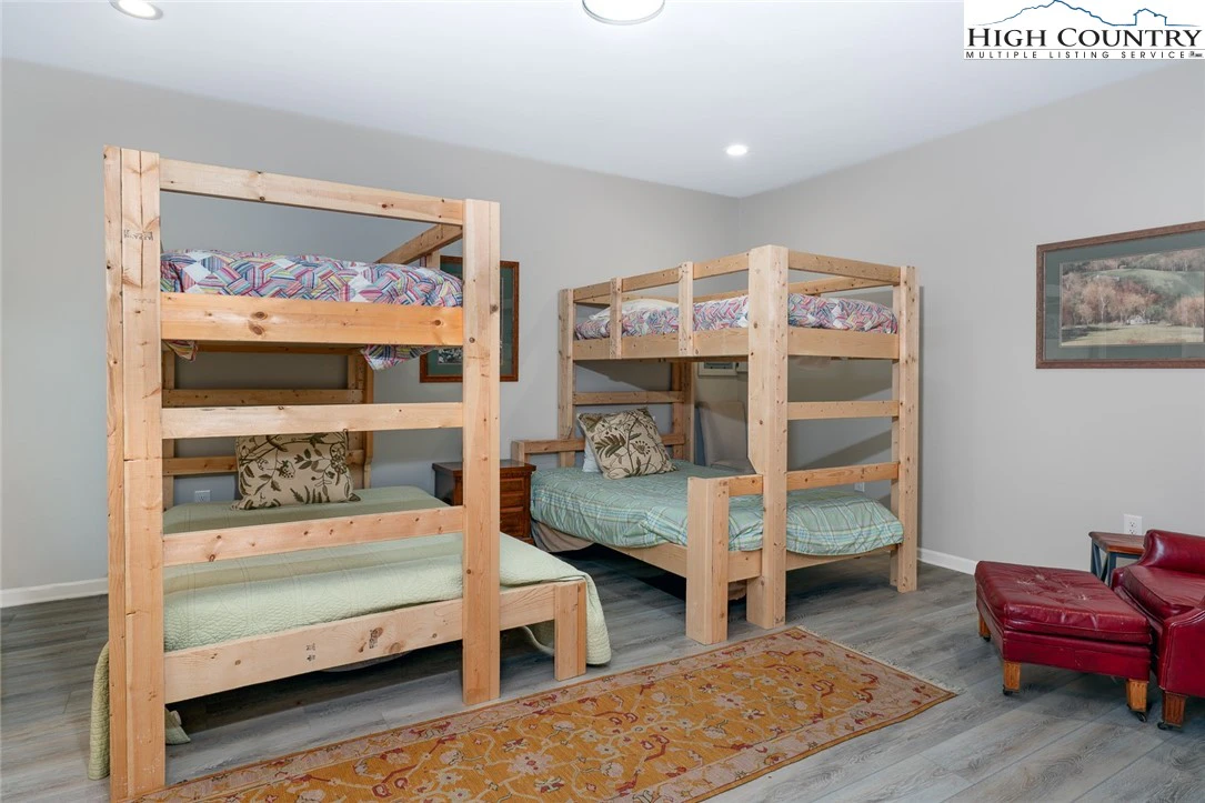 Image number 3 for the current listing