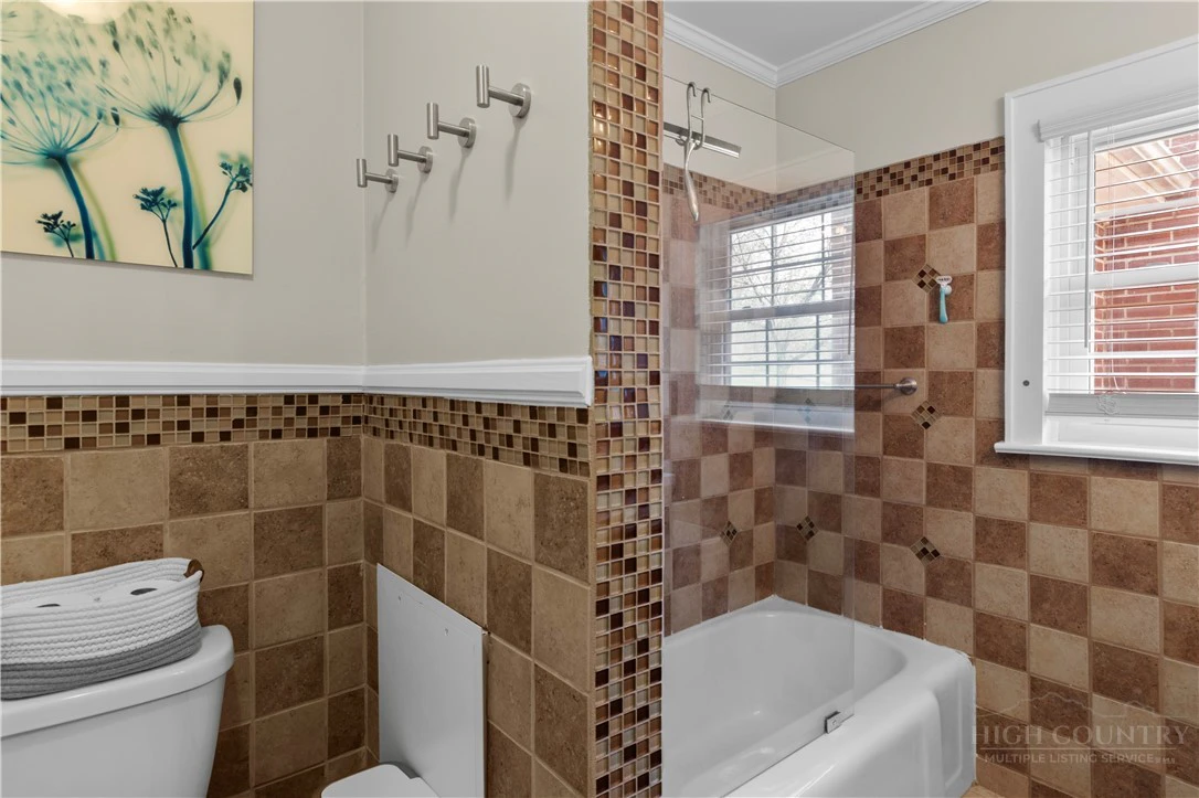 Image number 9 for the current listing