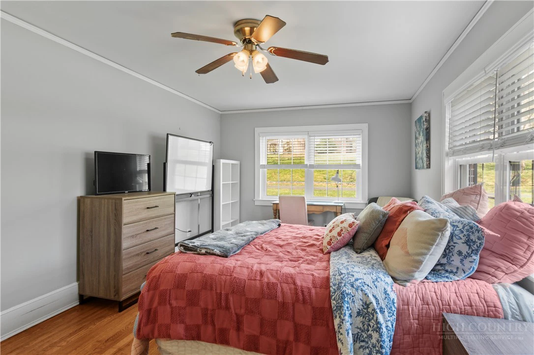 Image number 4 for the current listing