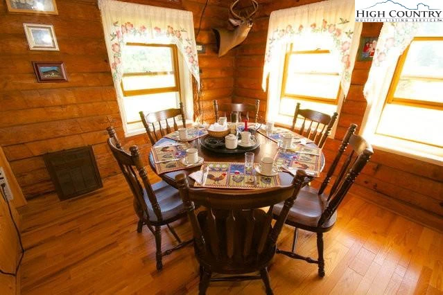 Image number 1 for the current listing